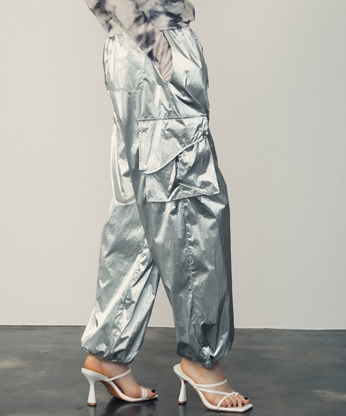 uyu.（ウユ）の「Metallic Cargo Pants / メタリックカーゴパンツ【uyu./ウユ】（カーゴパンツ・レディース・シルバー/ブラック・M/S）」の2枚目の写真