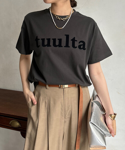 DouDou(ドゥドゥ)の「tuultaフロッキーロゴTEE(Tシャツ/カットソー・レディース・ピンク/カーキ/オフホワイト/チャコールグレー・FREE)」の2枚目の写真