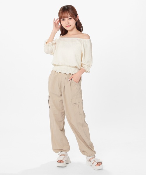 Honeys（ハニーズ）の「オフショル２ｗａｙトップス（Tシャツ/カットソー・レディース・ブラック/アイボリー/ピンク/ブルー・L/M/S）」の6枚目の写真