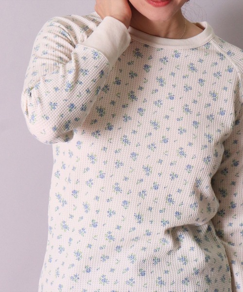 JEMORGAN（ジェーイーモーガン）の「(LK)【JEMORGAN】【パックT】小花柄 ワッフル 長袖 Tシャツ（Tシャツ/カットソー・レディース・ブルー系2/ブルー系1/パープル系1/ピンク系1/ブルー系3/パープル系2/ブルー系6/ブルー系4/ピンク系6/ブルー系5/ピンク系5/ピンク系4・FREE）」の2枚目の写真