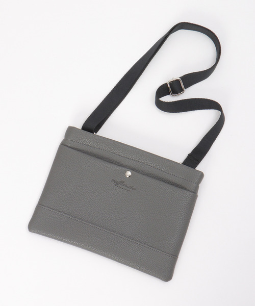 ikka（イッカ）の「シュリンクサコッシュ（ボディバッグ/ウエストポーチ・メンズ・ブラック/ネイビー/グレー・FREE）」の5枚目の写真