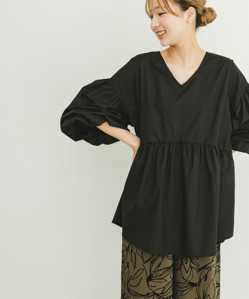 ITEMS URBANRESEARCH（アイテムズ アーバンリサーチ）の「ティアードVネックブラウス（シャツ/ブラウス・レディース・ブラック/オフホワイト/ベージュ・FREE）」の2枚目の写真