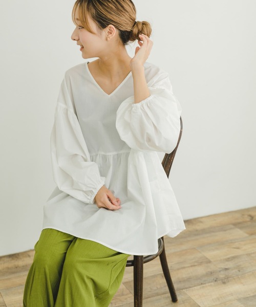 ITEMS URBANRESEARCH（アイテムズ アーバンリサーチ）の「ティアードVネックブラウス（シャツ/ブラウス・レディース・ブラック/オフホワイト/ベージュ・FREE）」の4枚目の写真