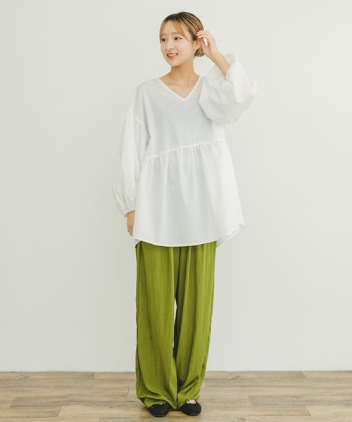 ITEMS URBANRESEARCH（アイテムズ アーバンリサーチ）の「ティアードVネックブラウス（シャツ/ブラウス・レディース・ブラック/オフホワイト/ベージュ・FREE）」の5枚目の写真