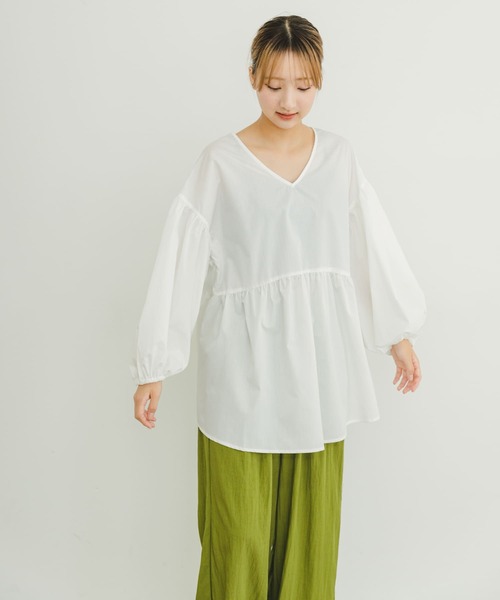 ITEMS URBANRESEARCH（アイテムズ アーバンリサーチ）の「ティアードVネックブラウス（シャツ/ブラウス・レディース・ブラック/オフホワイト/ベージュ・FREE）」の7枚目の写真