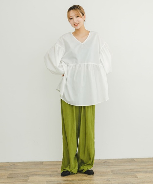 ITEMS URBANRESEARCH（アイテムズ アーバンリサーチ）の「ティアードVネックブラウス（シャツ/ブラウス・レディース・ブラック/オフホワイト/ベージュ・FREE）」の8枚目の写真