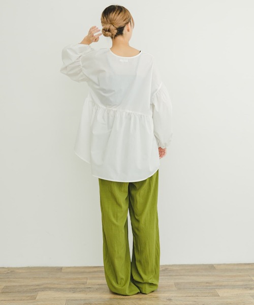 ITEMS URBANRESEARCH（アイテムズ アーバンリサーチ）の「ティアードVネックブラウス（シャツ/ブラウス・レディース・ブラック/オフホワイト/ベージュ・FREE）」の9枚目の写真