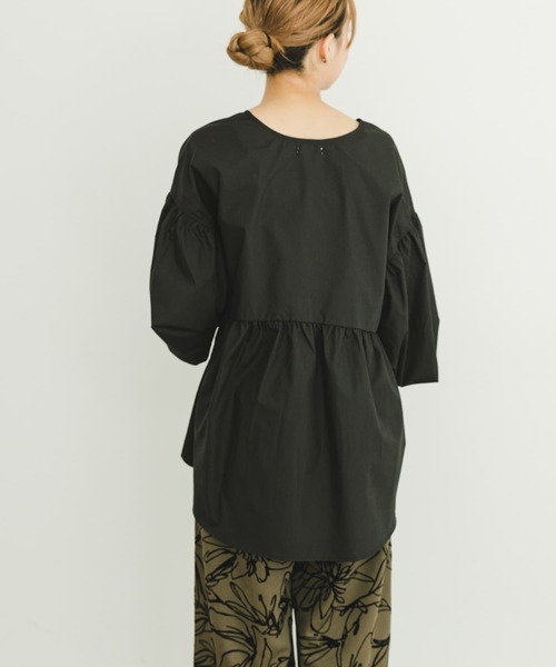 ITEMS URBANRESEARCH（アイテムズ アーバンリサーチ）の「ティアードVネックブラウス（シャツ/ブラウス・レディース・ブラック/オフホワイト/ベージュ・FREE）」の12枚目の写真