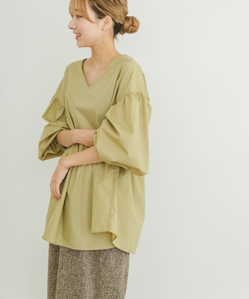 ITEMS URBANRESEARCH（アイテムズ アーバンリサーチ）の「ティアードVネックブラウス（シャツ/ブラウス・レディース・ブラック/オフホワイト/ベージュ・FREE）」の20枚目の写真