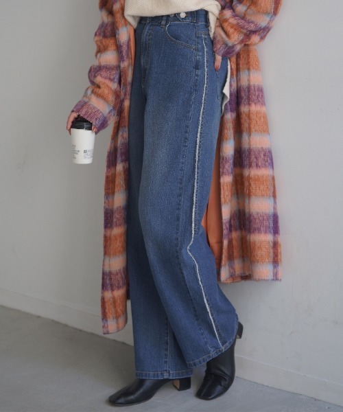 HUG.U(ハグユー)の「サイドフリンジデニムパンツ(デニムパンツ・レディース・ブラック系/ライトブルー/ブルー・L/M/S/LL)」の5枚目の写真