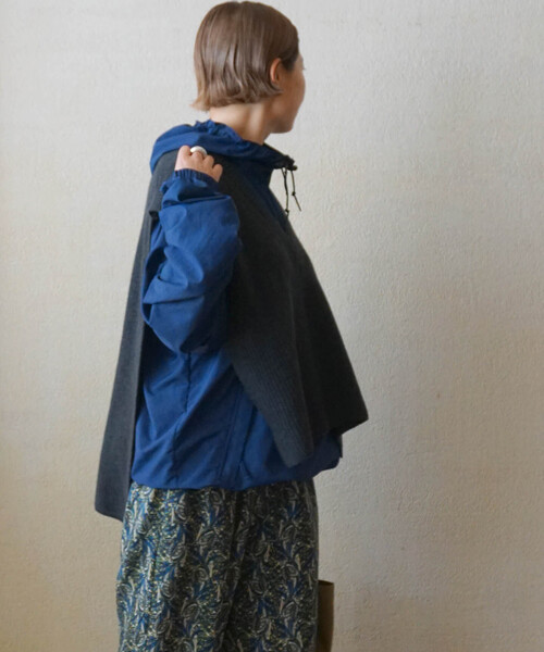 JOURNAL STANDARD LUXE（ジャーナルスタンダード　ラックス）の「Nylon Anorak パーカー（マウンテンパーカー・レディース・アイボリー/コバルトブルー・FREE）」の5枚目の写真