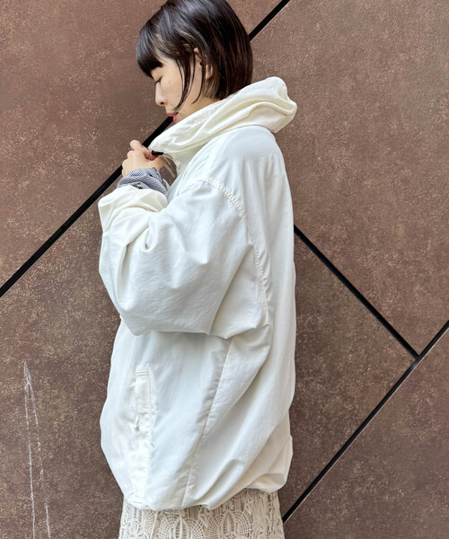 JOURNAL STANDARD LUXE（ジャーナルスタンダード　ラックス）の「Nylon Anorak パーカー（マウンテンパーカー・レディース・アイボリー/コバルトブルー・FREE）」の12枚目の写真