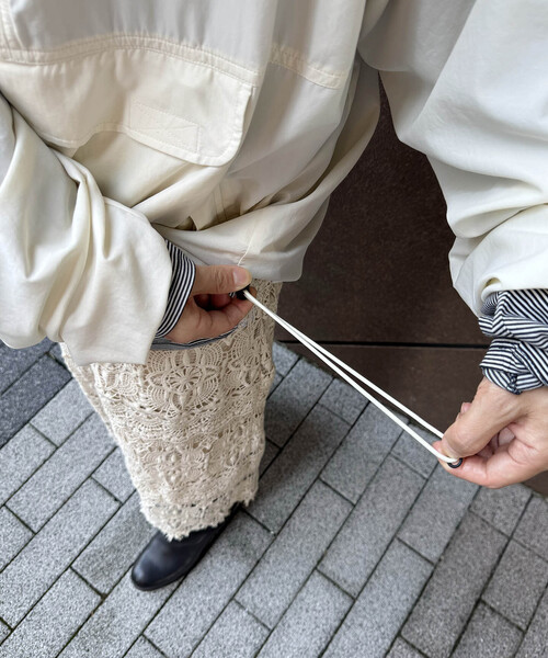 JOURNAL STANDARD LUXE（ジャーナルスタンダード　ラックス）の「Nylon Anorak パーカー（マウンテンパーカー・レディース・アイボリー/コバルトブルー・FREE）」の13枚目の写真