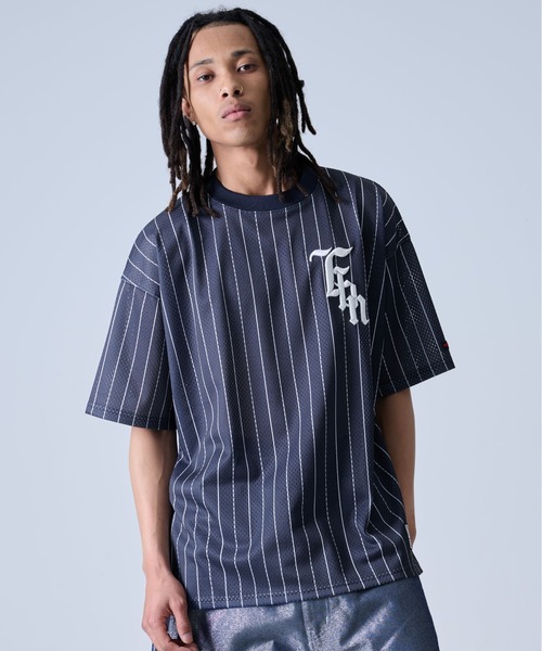 FUBU（ フブ）の「FUBU フブ ブランド ロゴ 刺繍 アメカジ メッシュ ストライプ クルーネック 半袖 Tシャツ ティーシャツ（Tシャツ/カットソー・メンズ・ホワイト/ネイビー/ブラック・L/XL/XXL/M）」の3枚目の写真