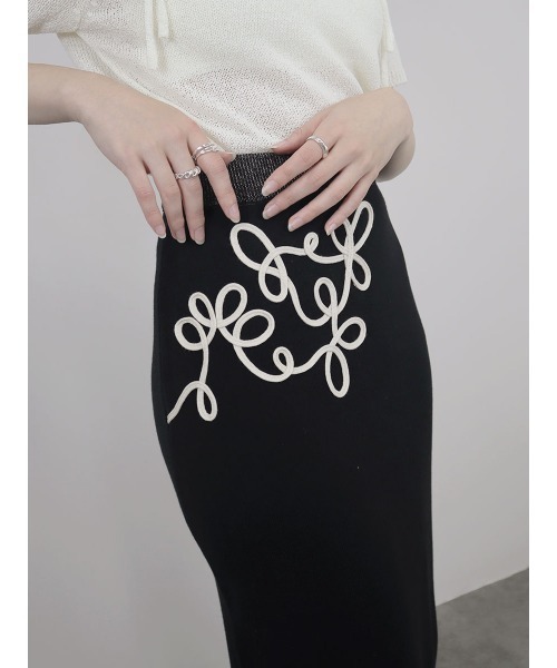 Reurie'(レウリィ)の「【ZOZO限定】ニュアンスラインニットスカート / ロング丈 Iライン カジュアル きれいめ シンプル 刺繍 リボン オフィスカジュアル(スカート・レディース・ブラック/アイボリー/チャコールグレー・FREE)」の8枚目の写真