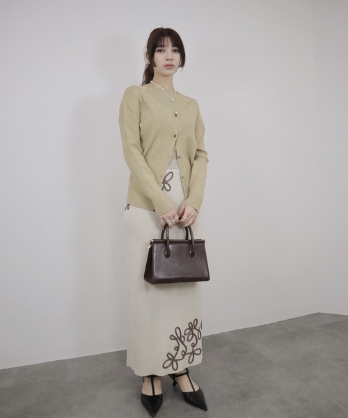 Reurie'(レウリィ)の「【ZOZO限定】ニュアンスラインニットスカート / ロング丈 Iライン カジュアル きれいめ シンプル 刺繍 リボン オフィスカジュアル(スカート・レディース・ブラック/アイボリー/チャコールグレー・FREE)」の12枚目の写真