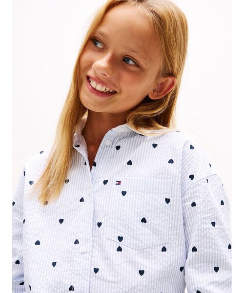 TOMMY HILFIGER(トミーヒルフィガー)の「GIRLS オールオーバープリント ストライプ ロングスリーブシャツ(シャツ/ブラウス・キッズ・ブルー・140cm/130cm)」の2枚目の写真