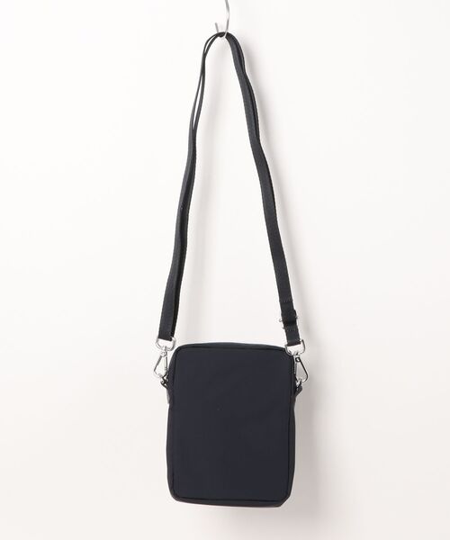 FRED PERRY(フレッドペリー)の「Brentham Nylon Side Bag/ブレンサムナイロンサイドバッグ(ボディバッグ/ウエストポーチ・メンズ・ネイビー・ONE SIZE)」の10枚目の写真