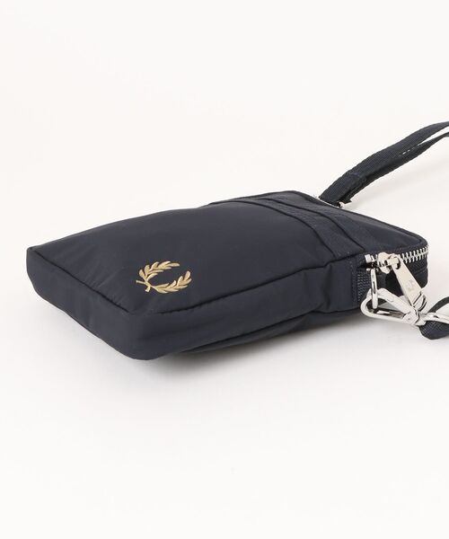 FRED PERRY(フレッドペリー)の「Brentham Nylon Side Bag/ブレンサムナイロンサイドバッグ(ボディバッグ/ウエストポーチ・メンズ・ネイビー・ONE SIZE)」の11枚目の写真
