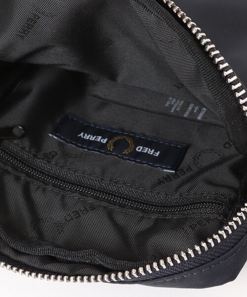 FRED PERRY(フレッドペリー)の「Brentham Nylon Side Bag/ブレンサムナイロンサイドバッグ(ボディバッグ/ウエストポーチ・メンズ・ネイビー・ONE SIZE)」の12枚目の写真