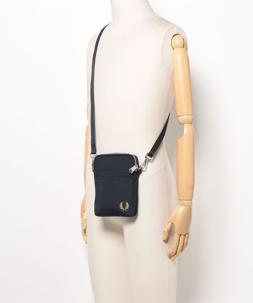FRED PERRY(フレッドペリー)の「Brentham Nylon Side Bag/ブレンサムナイロンサイドバッグ(ボディバッグ/ウエストポーチ・メンズ・ネイビー・ONE SIZE)」の13枚目の写真