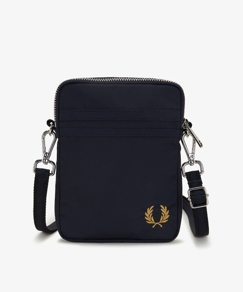 FRED PERRY(フレッドペリー)の「Brentham Nylon Side Bag/ブレンサムナイロンサイドバッグ(ボディバッグ/ウエストポーチ・メンズ・ネイビー・ONE SIZE)」の5枚目の写真