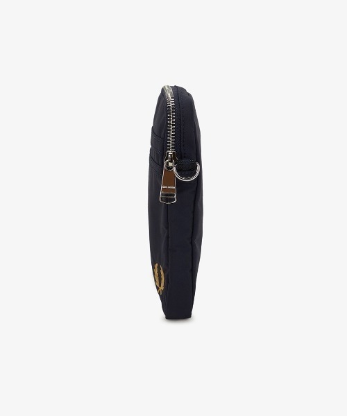 FRED PERRY(フレッドペリー)の「Brentham Nylon Side Bag/ブレンサムナイロンサイドバッグ(ボディバッグ/ウエストポーチ・メンズ・ネイビー・ONE SIZE)」の7枚目の写真