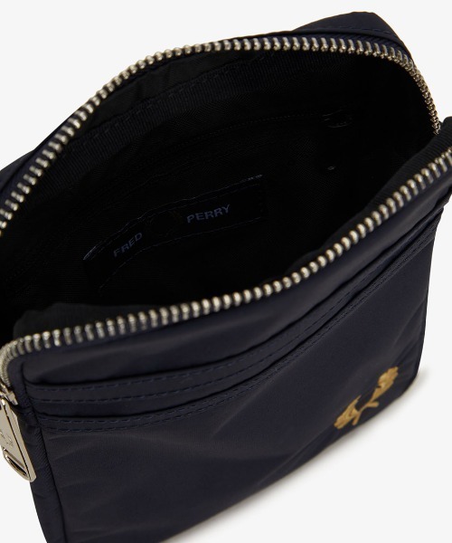 FRED PERRY(フレッドペリー)の「Brentham Nylon Side Bag/ブレンサムナイロンサイドバッグ(ボディバッグ/ウエストポーチ・メンズ・ネイビー・ONE SIZE)」の8枚目の写真