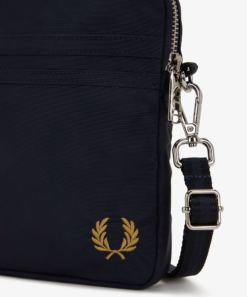 FRED PERRY(フレッドペリー)の「Brentham Nylon Side Bag/ブレンサムナイロンサイドバッグ(ボディバッグ/ウエストポーチ・メンズ・ネイビー・ONE SIZE)」の9枚目の写真