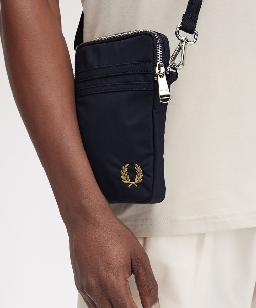 FRED PERRY(フレッドペリー)の「Brentham Nylon Side Bag/ブレンサムナイロンサイドバッグ(ボディバッグ/ウエストポーチ・メンズ・ネイビー・ONE SIZE)」の4枚目の写真