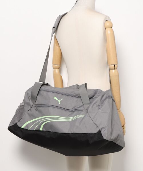 PUMA(プーマ)の「《PUMA》PUMA FUNDAMENTAL ミディアム スポーツ バッグ(ドラムバッグ・メンズ・グレー/ブラック/ダークオリーブ・フリー)」の4枚目の写真