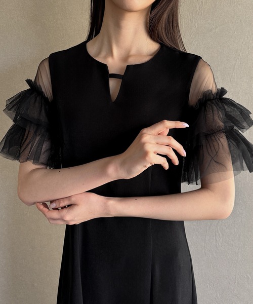junoah(ジュノア)の「チュールフリル半袖セミフレアワンピース(薄手、裏地なし)(ワンピース・レディース・ブラック/グレイッシュベージュ/チャコール・SMALL/MEDIUM/LARGE)」の7枚目の写真