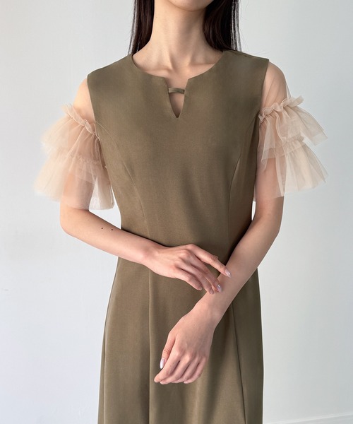 junoah(ジュノア)の「チュールフリル半袖セミフレアワンピース(薄手、裏地なし)(ワンピース・レディース・ブラック/グレイッシュベージュ/チャコール・SMALL/MEDIUM/LARGE)」の9枚目の写真