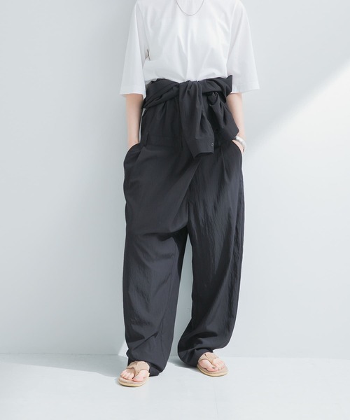 URBAN RESEARCH（アーバンリサーチ）の「『2サイズ展開』フロントタックジャンプスーツ（サロペット/オーバーオール・レディース・ブラック/チャコールグレー・38/40）」の13枚目の写真