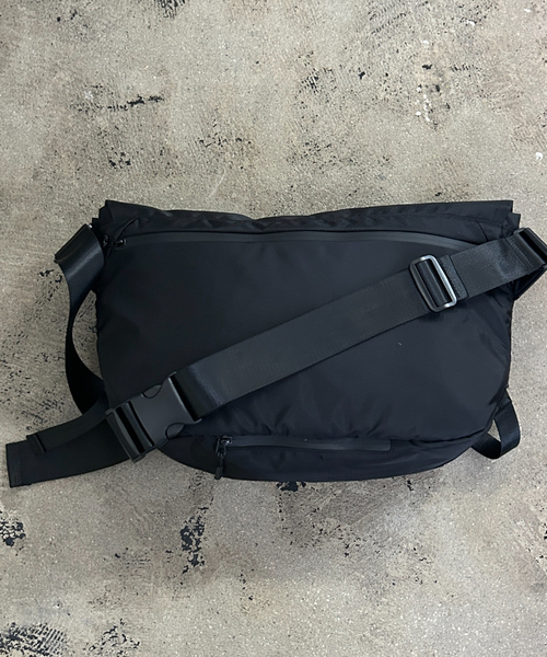 NOIR(ノワール)の「【NoiR/ノアール】ComCompass messenger N25002/メッセンジャーバッグ(メッセンジャーバッグ・メンズ・ブラック/ブラック系その他・フリー)」の11枚目の写真