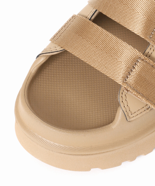 plage（プラージュ）の「《一部カラーWEB限定》UGG / アグ GOLDEN GLOW SLIDE サンダル（サンダル・レディース・ホワイト/ブラック・22cm/23cm/24cm/25cm）」の19枚目の写真