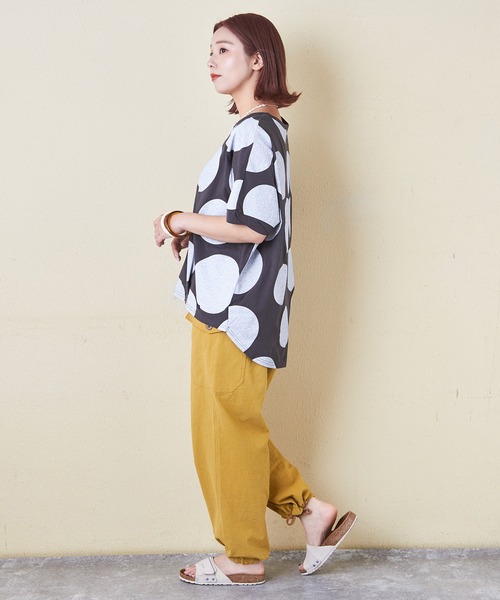 CUBE SUGAR(キューブシュガー)の「ドットプリント汗染み防止加工ドルマンTシャツ(Tシャツ/カットソー・レディース・ホワイト/マルチ/スミクロ/グレイッシュベージュ・M)」の11枚目の写真