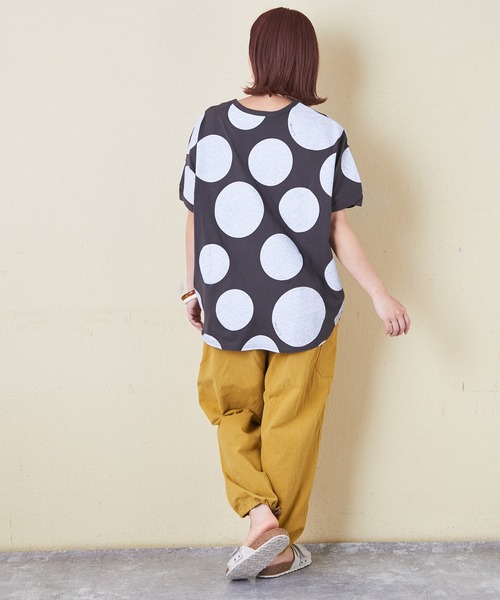 CUBE SUGAR(キューブシュガー)の「ドットプリント汗染み防止加工ドルマンTシャツ(Tシャツ/カットソー・レディース・ホワイト/マルチ/スミクロ/グレイッシュベージュ・M)」の12枚目の写真
