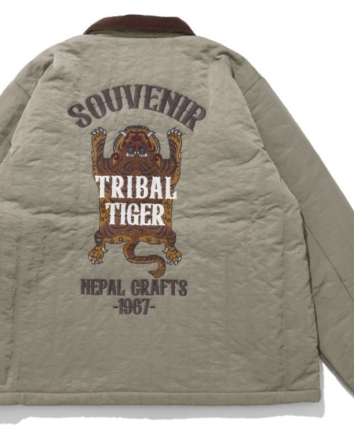 KRIFF MAYER（クリフメイヤー）の「スーベニア刺繍キルトコーチJK（その他アウター・メンズ・ブラック/セージグリーン/ダークブラウン/サンドベージュ/マスタード・MEDIUM/LARGE/X-LARGE）」の4枚目の写真