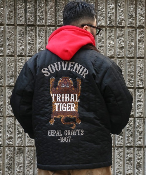 KRIFF MAYER（クリフメイヤー）の「スーベニア刺繍キルトコーチJK（その他アウター・メンズ・ブラック/セージグリーン/ダークブラウン/サンドベージュ/マスタード・MEDIUM/LARGE/X-LARGE）」の2枚目の写真