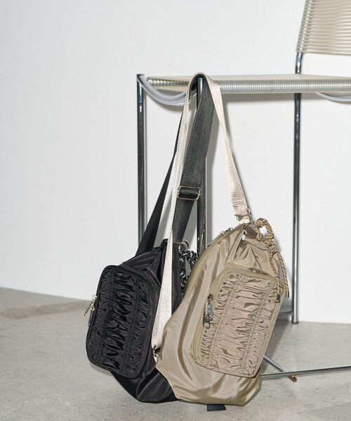 OUTDOOR PRODUCTS(アウトドアプロダクツ)の「OUTDOOR PRODUCTS × Firsthand/アウトドアプロダクツ 別注 ギャザーポケット ショルダーバッグ(ショルダーバッグ・レディース・ベージュ/ブラック・ONE SIZE)」の7枚目の写真