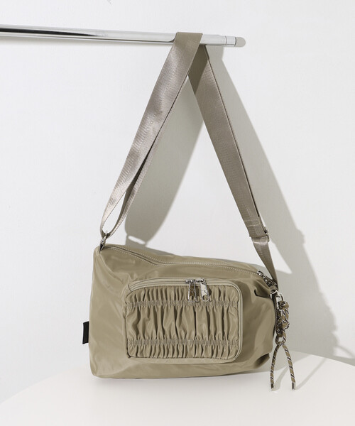 OUTDOOR PRODUCTS(アウトドアプロダクツ)の「OUTDOOR PRODUCTS × Firsthand/アウトドアプロダクツ 別注 ギャザーポケット ショルダーバッグ(ショルダーバッグ・レディース・ベージュ/ブラック・ONE SIZE)」の8枚目の写真