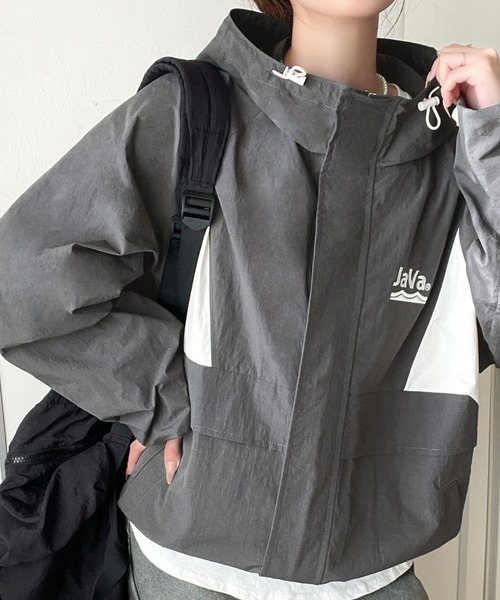 Java（ジャバ）の「《JaVaジャバコラボ》軽やかに魅せる、スポーティモード。サイド配色切替ナイロン100％パーカー（ナイロンジャケット・レディース・ネイビー×ホワイト/ブルー系その他/ホワイト系その他2/グレー系その他/ホワイト系その他/ホワイト×ネイビー・LARGE/X-LARGE/SMALL/MEDIUM）」の4枚目の写真