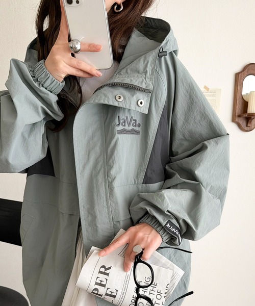 Java（ジャバ）の「《JaVaジャバコラボ》軽やかに魅せる、スポーティモード。サイド配色切替ナイロン100％パーカー（ナイロンジャケット・レディース・ネイビー×ホワイト/ブルー系その他/ホワイト系その他2/グレー系その他/ホワイト系その他/ホワイト×ネイビー・LARGE/X-LARGE/SMALL/MEDIUM）」の5枚目の写真