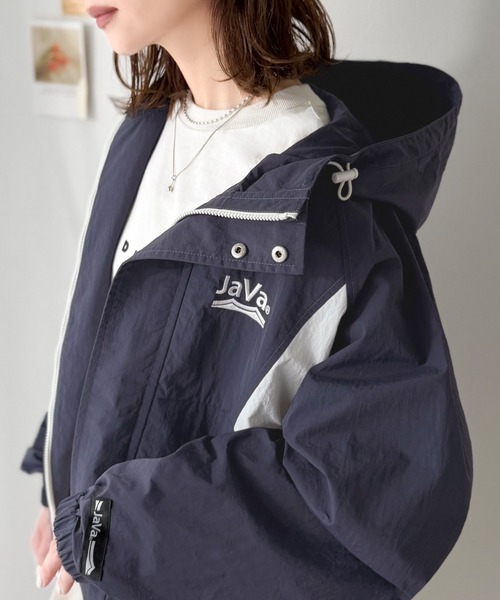 Java（ジャバ）の「《JaVaジャバコラボ》軽やかに魅せる、スポーティモード。サイド配色切替ナイロン100％パーカー（ナイロンジャケット・レディース・ネイビー×ホワイト/ブルー系その他/ホワイト系その他2/グレー系その他/ホワイト系その他/ホワイト×ネイビー・LARGE/X-LARGE/SMALL/MEDIUM）」の13枚目の写真