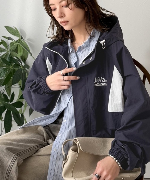 Java（ジャバ）の「《JaVaジャバコラボ》軽やかに魅せる、スポーティモード。サイド配色切替ナイロン100％パーカー（ナイロンジャケット・レディース・ネイビー×ホワイト/ブルー系その他/ホワイト系その他2/グレー系その他/ホワイト系その他/ホワイト×ネイビー・LARGE/X-LARGE/SMALL/MEDIUM）」の12枚目の写真