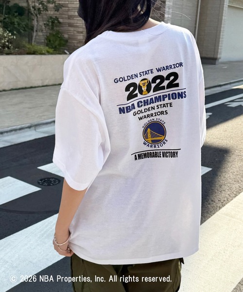 NBA(エヌビーエー)の「【NBA】NBA CHAMPIONS TEAM PRINT Tee(Tシャツ/カットソー・レディース・ブラック系その他3/ブラック系その他2/ホワイト系その他2/ホワイト系1/ブラック系1/ホワイト系その他3・M/S/XL/L)」の1枚目の写真