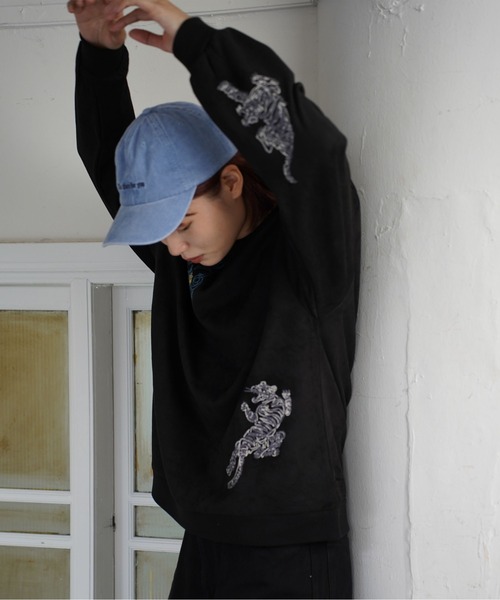 ATELANE（アテレーン）の「ATELANE / スウェードポンチ/アソート/刺繍デザイン/ロンTEE（Tシャツ/カットソー・メンズ・アイボリー/ブラック/ブラック系その他/ホワイト系その他・MEDIUM/LARGE）」の17枚目の写真