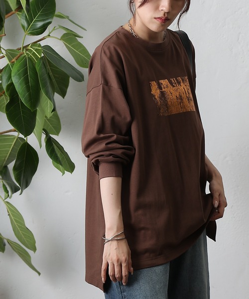 COLONY 2139(コロニートゥーワンスリーナイン)の「箔プリント袖リブ長袖Tシャツ(Tシャツ/カットソー・レディース・ホワイト/ブラウン/ブラック・FREE)」の3枚目の写真