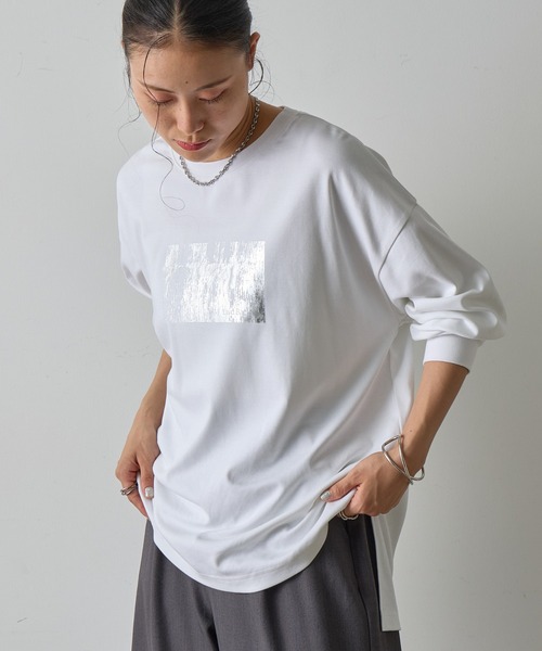COLONY 2139(コロニートゥーワンスリーナイン)の「箔プリント袖リブ長袖Tシャツ(Tシャツ/カットソー・レディース・ホワイト/ブラウン/ブラック・FREE)」の1枚目の写真